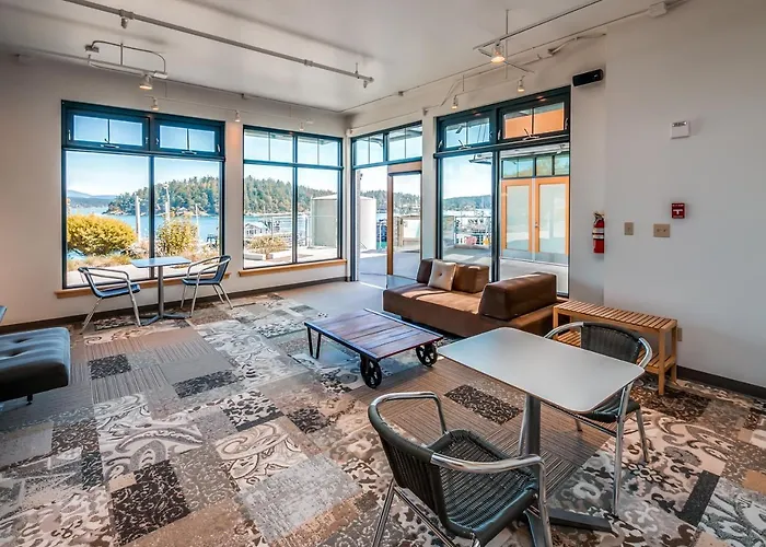 Island Inn At 123 West